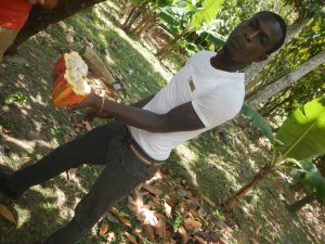 Our guide presenting the freshly harvested cocoa pod